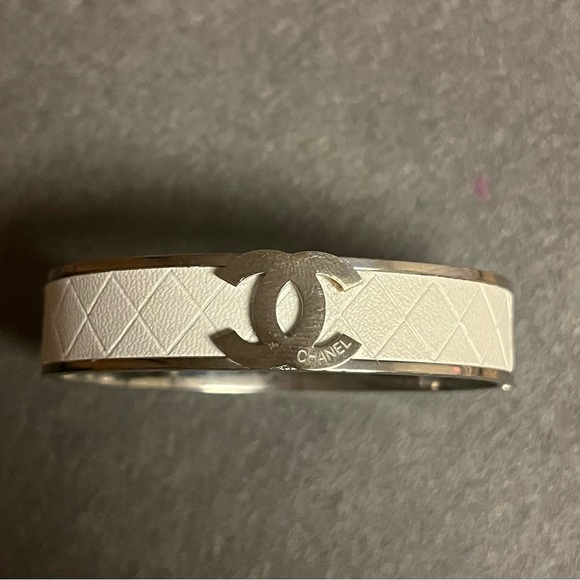 *RARE* Designer Inspired Stainless Steel & Iconic Quilted Leather Bracelet NWT - Picture 1 of 13